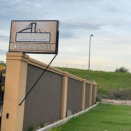 The Bridge Guest House Ньюкасл Экстерьер фото